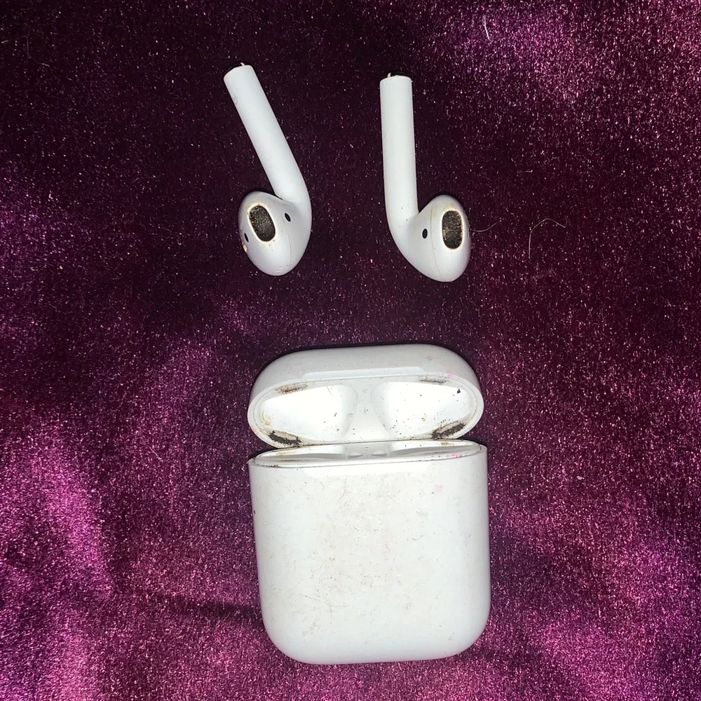 Apple Bottoms White Wireless Earbuds